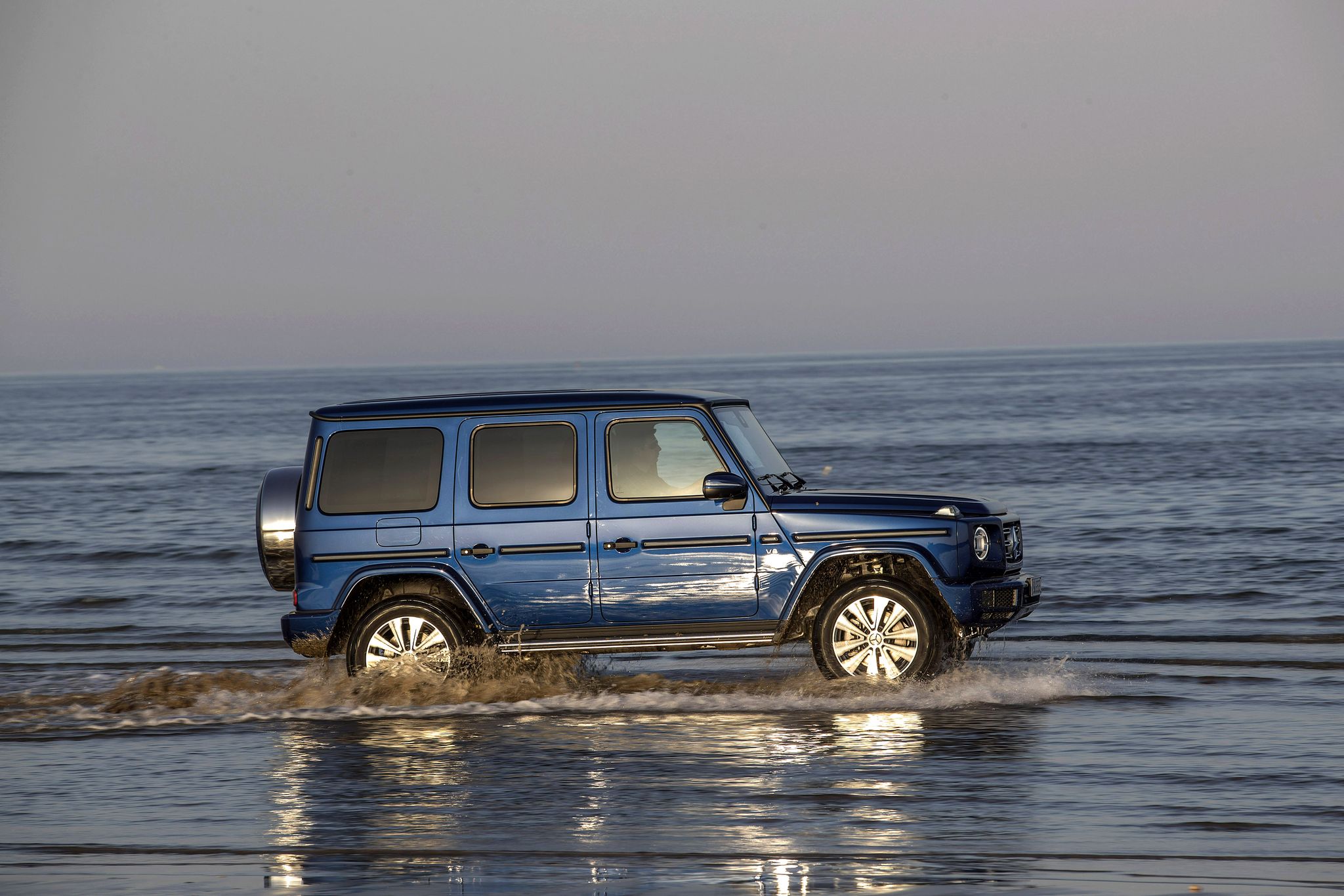 Bild von Mercedes-Benz die neue G-Klasse blau am Meer